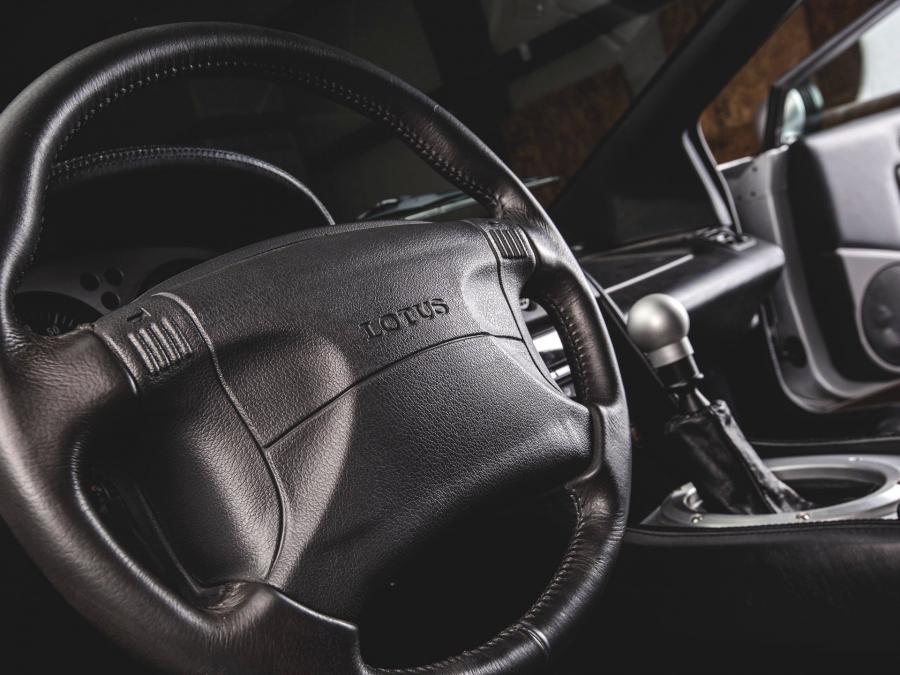 Детали интерьера Lotus Esprit V8 SE 2001 года  (фото 28 из 66)